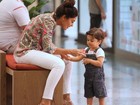 Juliana Paes passeia com o filho e menino dá show de fofura