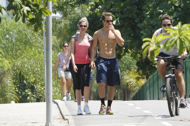 Bárbara Evans passeia com namorado no RJ (Foto: Gil Rodrigues/ FotoRio News)