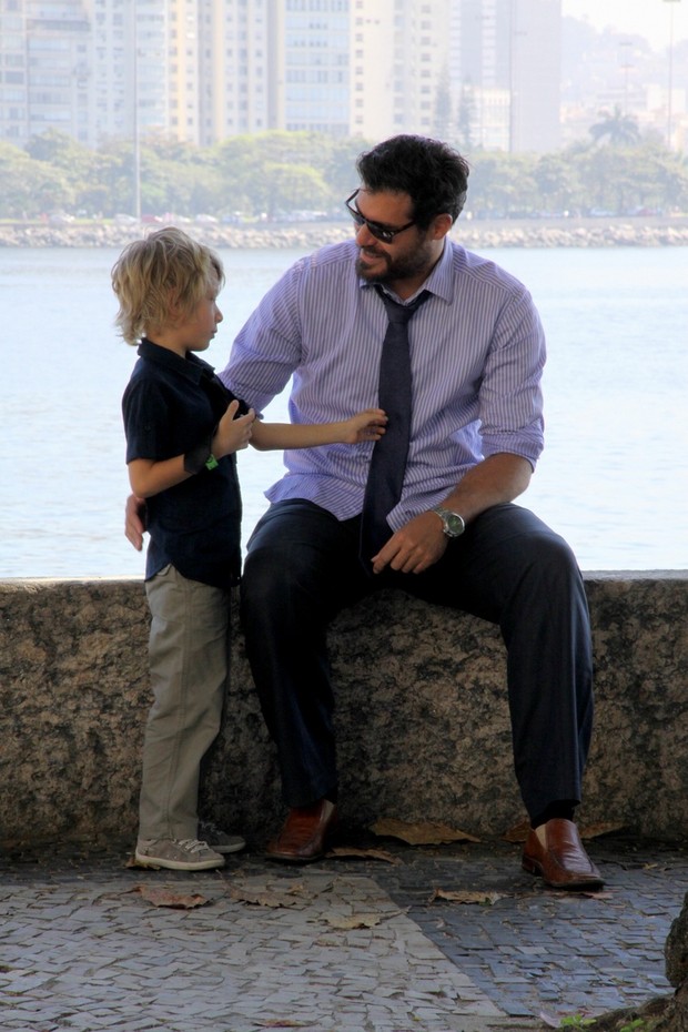 Thiago Lacerda com o filho no casamento de Leonardo Franco (Foto: Alex Palarea / AgNews)