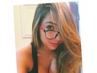 Carolina Portaluppi posa decotada e de óculos para selfie