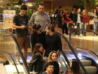 Giovanna Antonelli troca carinhos com o marido em shopping do Rio