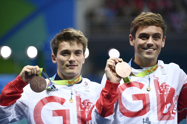 Tom Daley e Daniel Goodfellow com suas medalhas de bronza na Rio 2016 (Foto: Martin BUREAU / AFP)