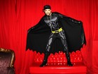 Veja clipe em que Latino aparece vestido de Batman
