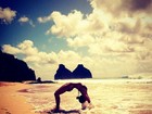 Giovanna Ewbank faz 'ponte' na praia e mostra barriga sequinha