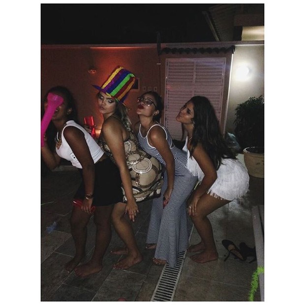 Suzanna Freitas com amigas durante festa (Foto: Instagram)