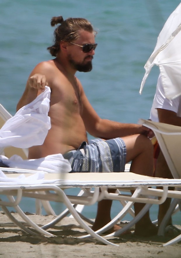 Leonardo DiCaprio em praia em Miami, nos Estados Unidos (Foto: Grosby Group/ Agência)