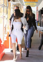 Look do dia: Kim Kardashian aposta no branco e cinturinha é destaque
