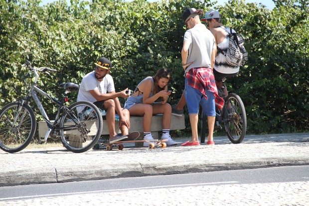 Bruna Marquezine anda de skate com amigos (Foto: Wallace Barbosa/ Ag. News)
