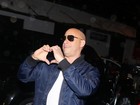 Vin Diesel faz coraçãozinho para fãs e curte balada em São Paulo