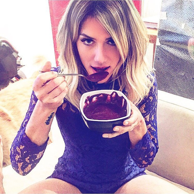 Giovanna Ewbank comendo pote de açaí (Foto: Reprodução / Instagram)
