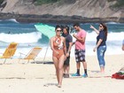 Juliana Paes grava 'Totalmente demais' de maiô em praia do Rio