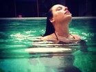 Isis Valverde sensualiza em piscina em Salvador