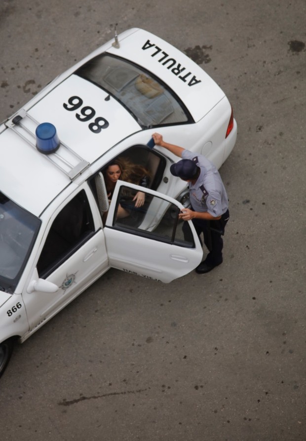 Policia Cubana interrompe ensaio de fotos com Ju Isen (Foto: Dkall Agency / Divulgação)