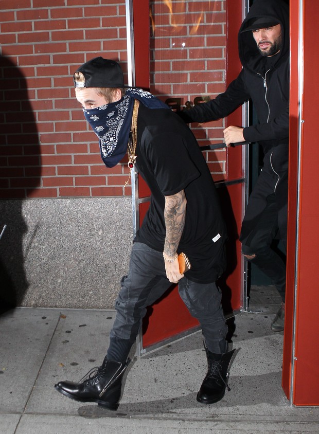 X17 - Justin Bieber deixa lanchonete em Nova York, nos Estados Unidos (Foto: X17online/ Agência)