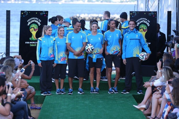 Desfile para apresentar o uniforme dos voluntários da Copa (Foto: Francisco Cepeda / AgNews)