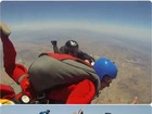 Zac Efron pratica paraquedismo em programa de TV