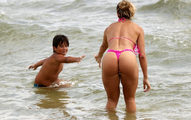 Andréa de Andrade na praia com o filho (Foto: Marcos Ferreira / Foto Rio News)