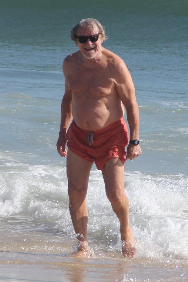 Harvey Keitel na praia (Foto: Rodrigo dos Anjos/AgNews)