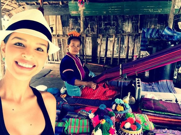 Mariana Rios faz selfie com moradora local (Foto: Instagram / Reprodução)
