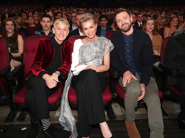 Ellen DeGeneres, Portia de Rossi e Justin Timberlake em prêmio em Los Angeles, nos Estados Unidos (Foto: Christopher Polk/ Getty Images/ AFP)