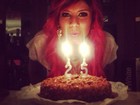 Thais Bianca festeja aniversário com bolo