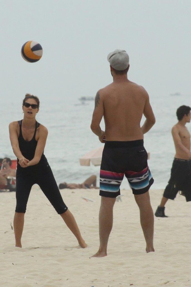 Fernanda Lima e Rodrigo Hilbert jogam vôlei na praia do Leblon (Foto: J.Humberto / AgNews)
