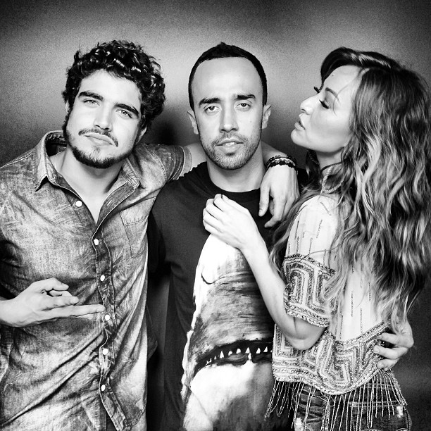 Caio Castro, Yan Acioly e Sabrina Sato em bastidores de ensaio (Foto: Instagram/ Reprodução)