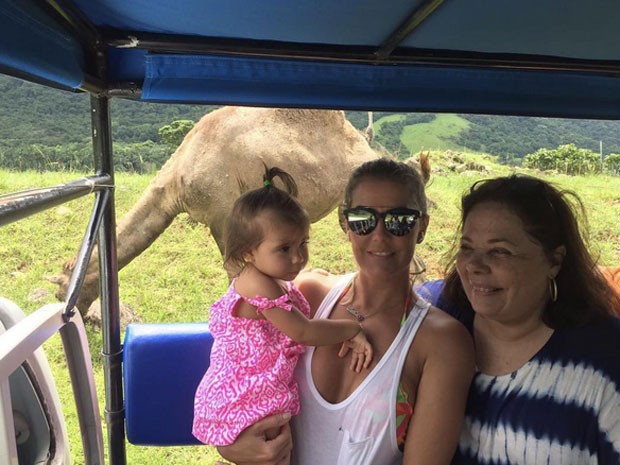 Deborah Secco com a filha, Maria Flor, e a mãe (Foto: Instagram/ Reprodução)