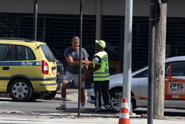 Alexandre Borges cumprimenta guarda de trânsito (Foto: JC Pereira/Ag News)