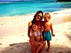 Alessandra Ambrósio posta foto fofíssima com os filhos na praia