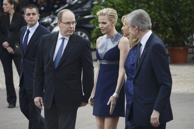 Os príncipes de Mônaco, Alberto II e Charlene, com o presidente da Louis Vuitton Moet-Hennesy, Bernard Arnault, e a mulher dele, Helene (Foto: REUTERS)