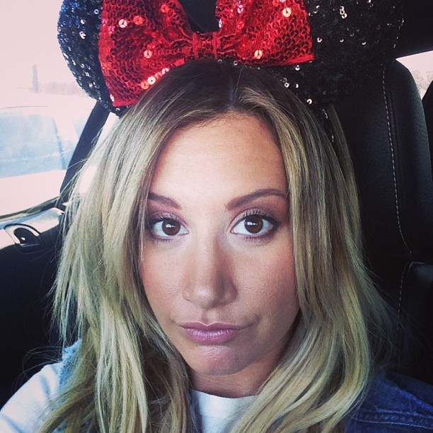 Ashley Tisdale com orelhas da Minnie (Foto: Instagram/ Reprodução)