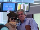 Maria Casadevall faz 'selfie' com fã em aeroporto