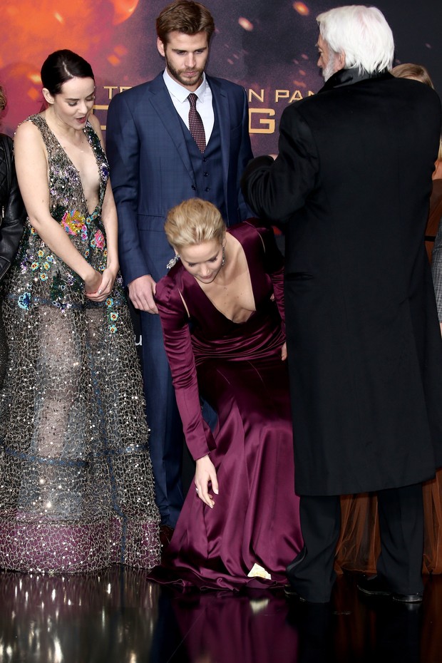 Jennifer Lawrence quase mostra demais em pré-estreia de Jogos Vorazes: A Esperança - Parte 2, em Berlim (Foto: Getty Imagem)