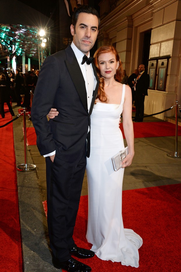 Isla Fisher e Sacha Baron Cohen no BAFTA (Foto: Getty Images)