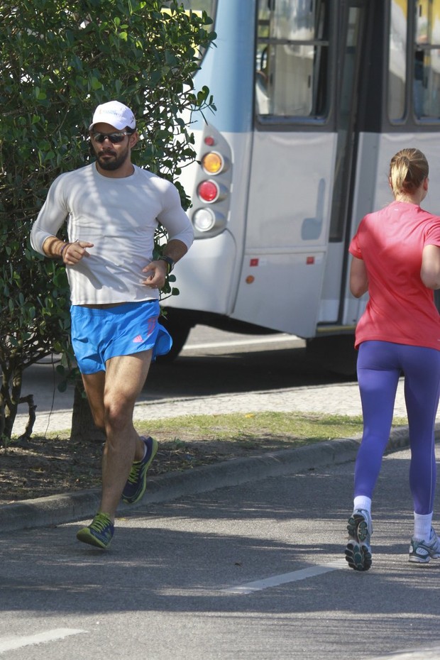 Juliano Cazarré corre na orla (Foto: Dilson Silva / AgNews)