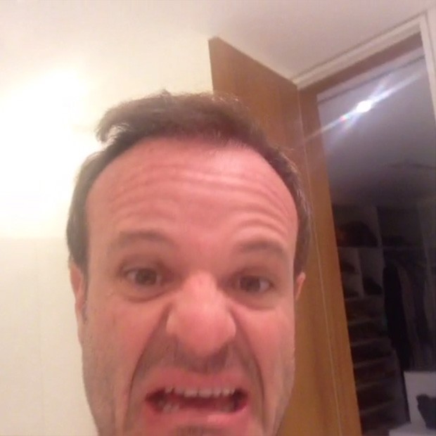 Rubinho Barrichello raspa o cabelo (Foto: Twitter / Reprodução)