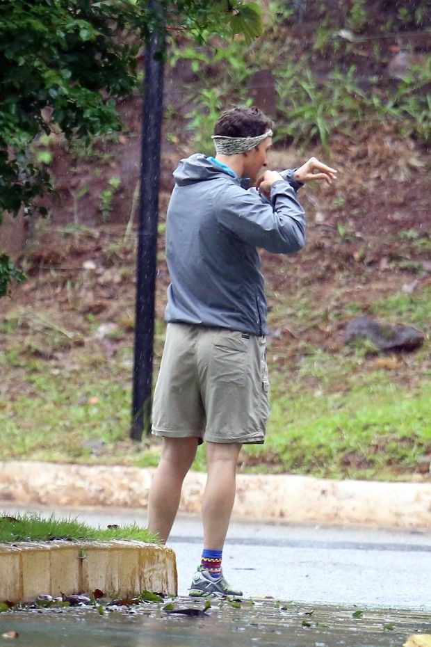 Matthew McConaughey corre em parque (Foto: Delson Silva / AgNews)