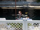 Emma Stone curte dia de sol na piscina 