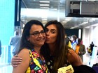 Nicole Bahls tira foto com fãs no aeroporto do Rio