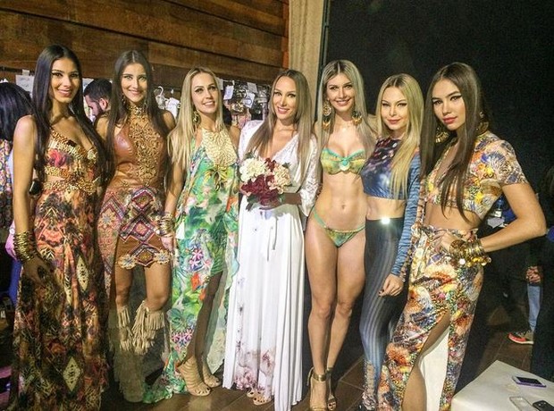Tatiele Polyana posa com modelos em desfile (Foto: Instagram)