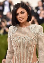 Kylie Jenner usa look colado com transparência e exibe corpaço no MET