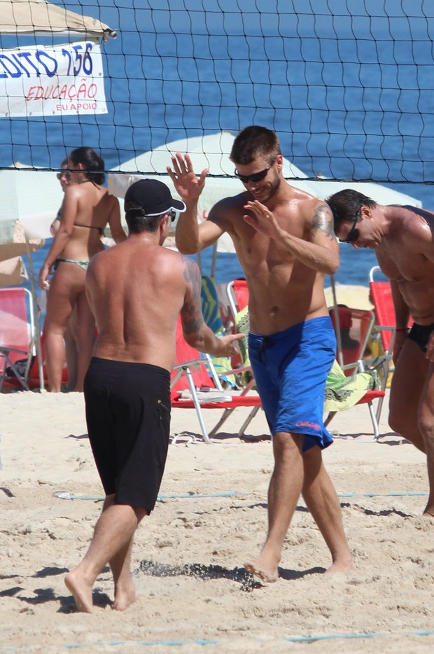 Rodrigo Hilbert jogando vôlei na praia do Leblon, RJ (Foto: Fabio Moreno/Photo RioNews)