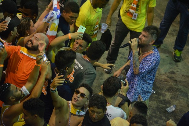 Saulo desce do trio e canta no chão durante o Fortal (Foto: Felipe Souto Maior/ Ag.News)