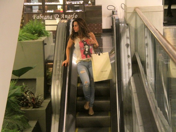 Viviane Araújo em shopping no Rio (Foto: Daniel Delmiro/ Ag. News)