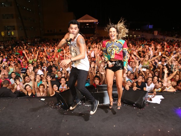 Tomate e Claudia Leitte em show em Salvador, na Bahia (Foto: Fred Pontes/ Divulgação)