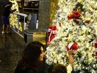 Juliana Paes mostra árvore de Natal para o filho caçula