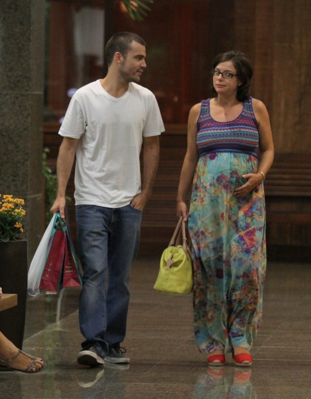 Regiane Alves com o marido no shopping (Foto: Henrique Oliveira / AgNews)