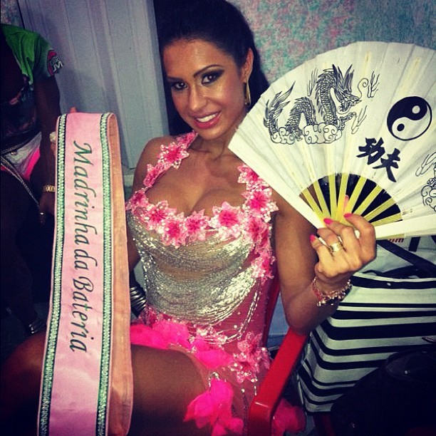 Gracyanne Barbosa com faixa de madrinha de bateria da Unidos do Jacarezinho (Foto: Instagram)