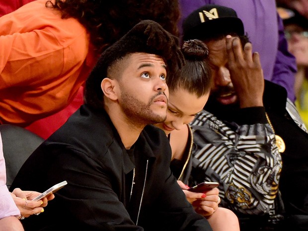 The Weeknd e Bella Hadid em jogo de basquete em Los Angeles, nos Estados Unidos (Foto: Harry How/ Getty Images/ AFP)